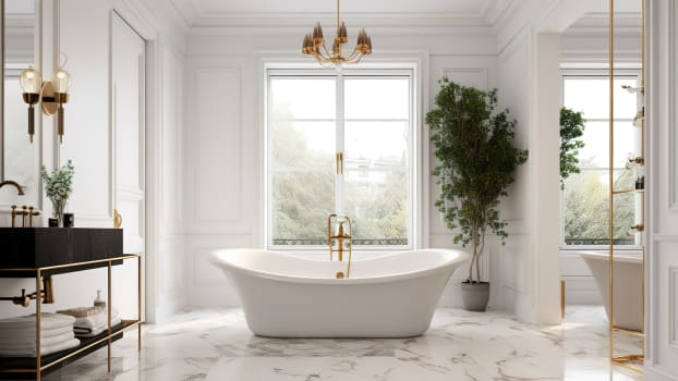 Salle de bain luxueuse avec plancher de marbre et lustre suspendu au plafond