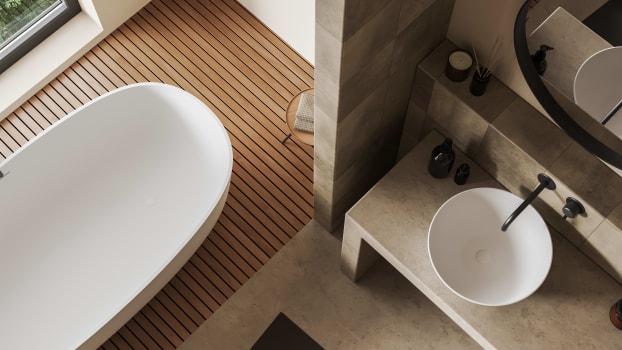 Vue de haut d’une salle de bain avec plancher de lattes de bois