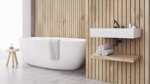Murs de bois nervurés dans une salle de bain