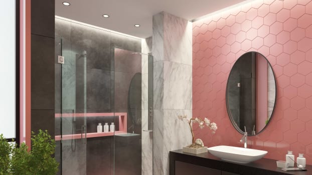 Carrelage rose sur le mur d'une salle de bain et le sol d'une douche