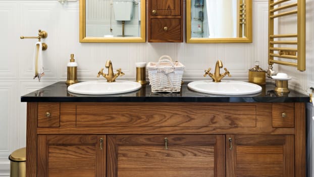 Meuble en bois revalorisé pour une salle de bain