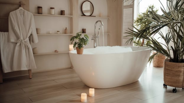  Salle de bain antistress avec baignoire ovale, bougies et plantes d’intérieur