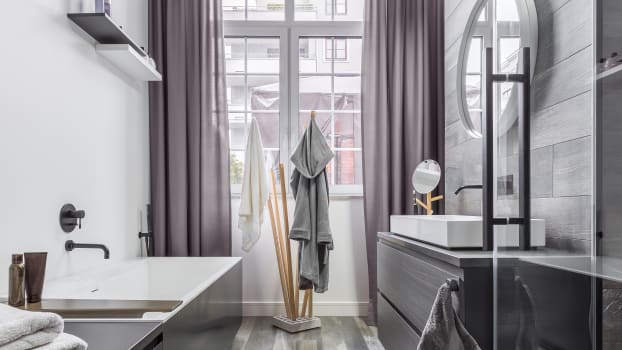 Long blinds in a loft bathroom