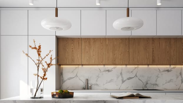 Design intérieur d’une cuisine avec comptoir et dosseret de cuisine en marbre 