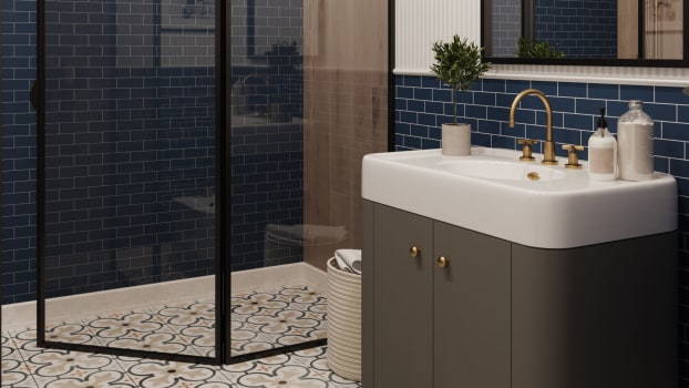 Salle de bain avec motifs au sol, murs carrelés bleus et grand miroir