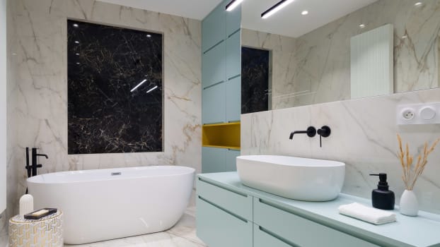 Salle de bain avec armoires et meuble-lavabo turquoise