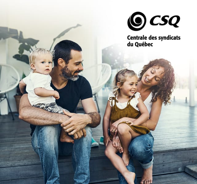 Une famille souriante devant un logo de Monespaceproprio