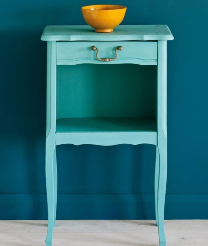 Table bleu, vase orange