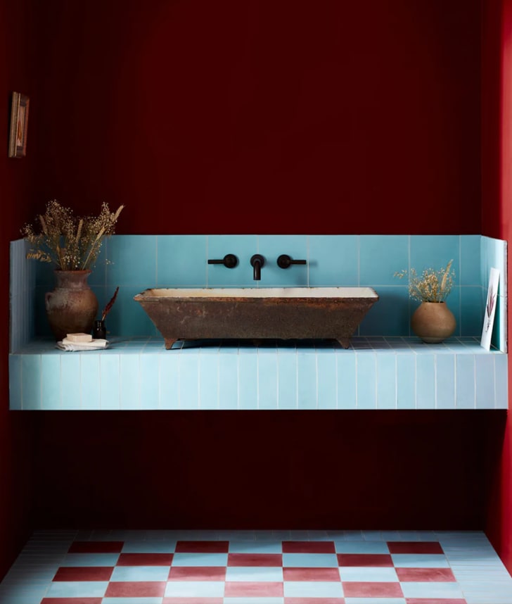 Salle de bains, lavabo vasque antique, carrelage tuiles bleu ciel, murs rouge canneberge