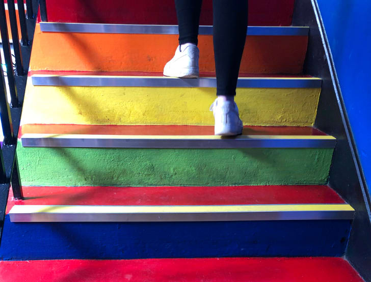 Escalier marches multicolores