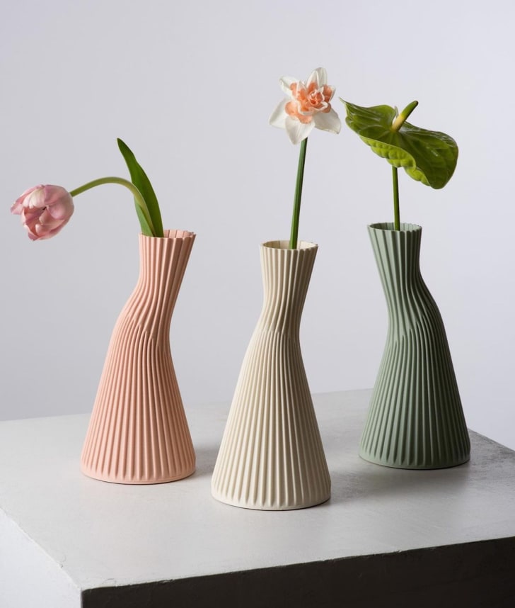 Trois vases à fleurs en plastique plissé, forme asymétrique, rose blush, taupe et vert