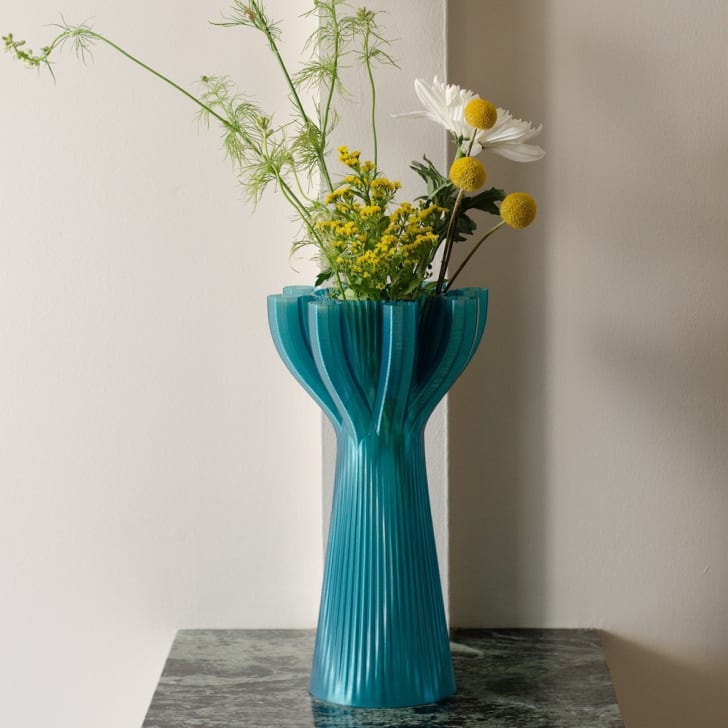 Vase à fleurs en plastique plissé bleu