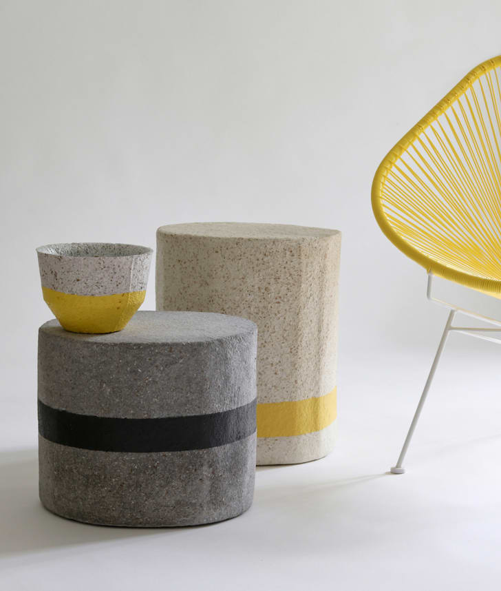 Deux tables basses et cache-pot en papier recyclé gris et jaune, chaise rétro en fils de vinyle jaune
