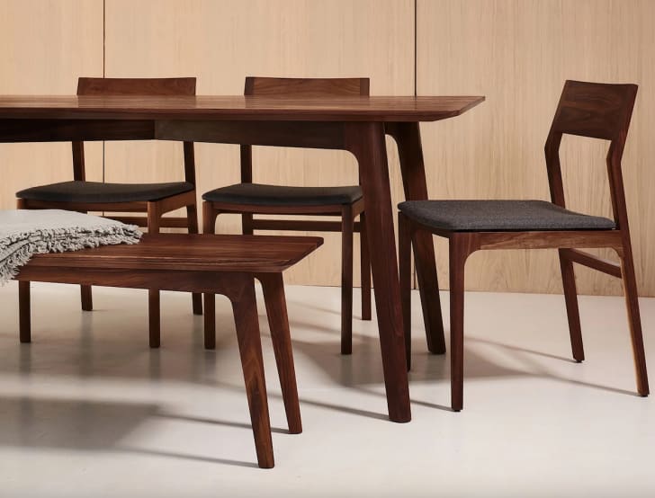 Table de salle à manger, trois chaises et banc en bois foncé