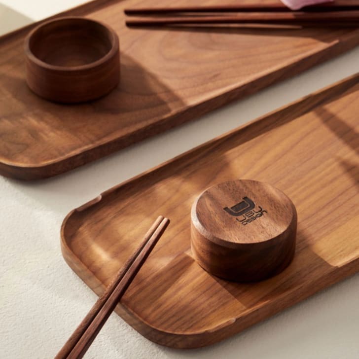 Deux plateaux à sushi, bols à sauces et baguettes en bois foncé