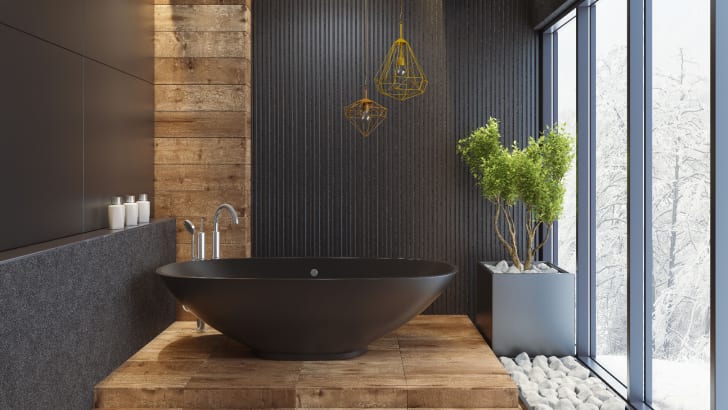 Salle de bains contemporaine minimaliste noire avec carrelage ayant l’effet du bois