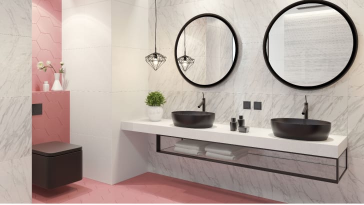 Salle de bains luxueuse avec des accents noirs et un carrelage rose