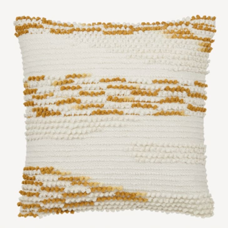 Coussin carré tissage artisanal blanc en laine bouclée, avec détails jaune moutarde