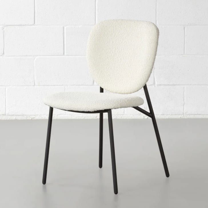 Chaise design minimaliste en laine bouclée blanc ivoire, pattes noires