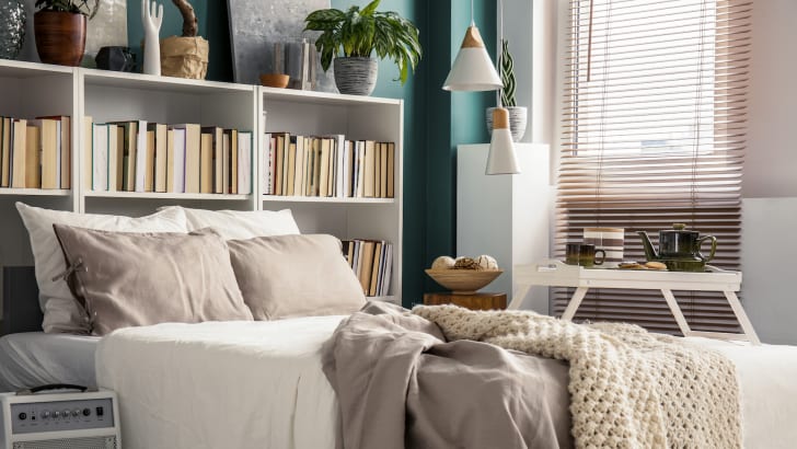 Utilisation créative d'un petit espace dans un intérieur de chambre élégant avec un décor design et une literie blanche et beige