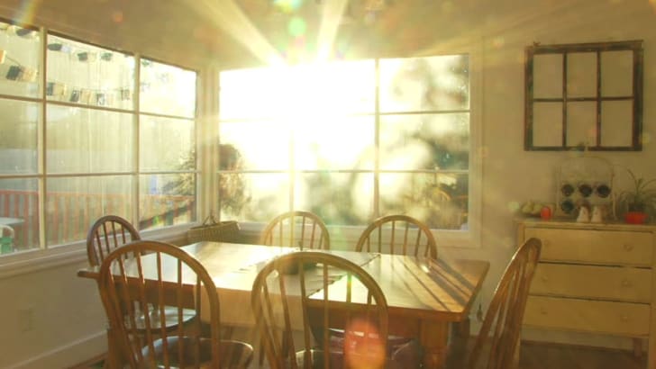 Soleil éclairant une salle à manger