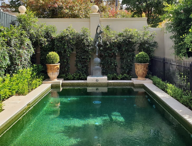 Belles piscines bassin rectangulaire vert émeraude, avec amphores et statue divinité romaine sur le bord