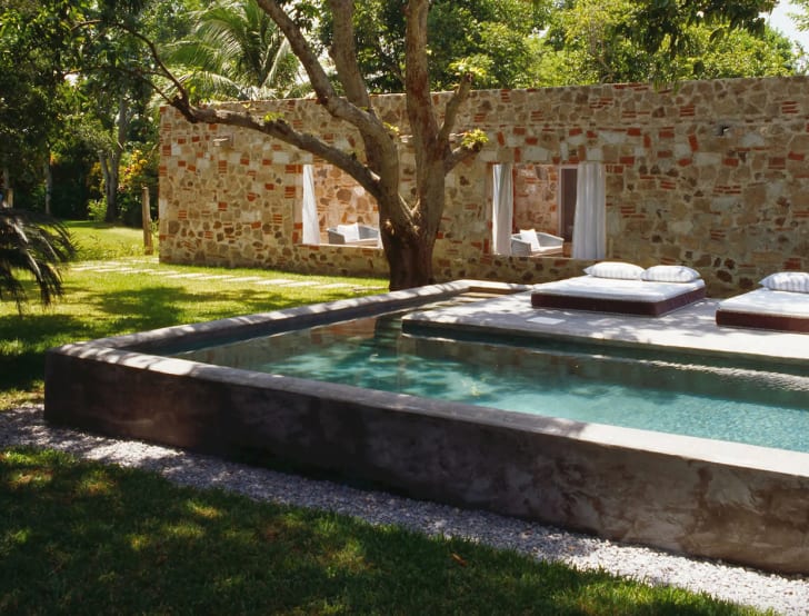 Belles piscines bassin semi-creusé, mur extérieur en pierres 