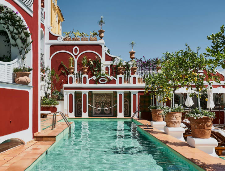 Belles piscines bassin couloir étroit, hôtel murs rouge