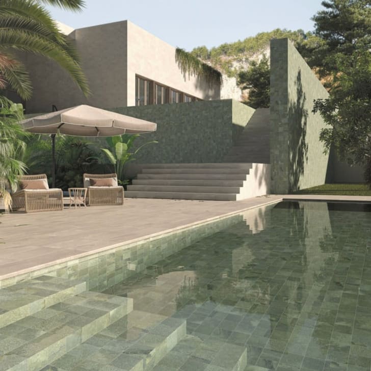 Belles piscines bassin avec escalier en pierres grises, terrasse avec parasol  et deux chaises, villa architecture minimaliste
