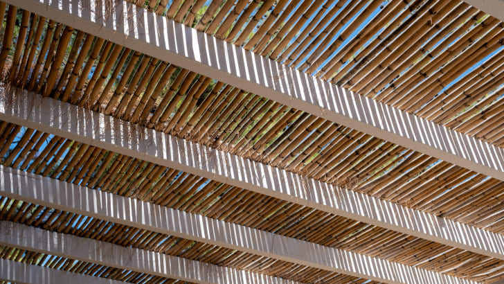 Structure de plafond faite en bambou