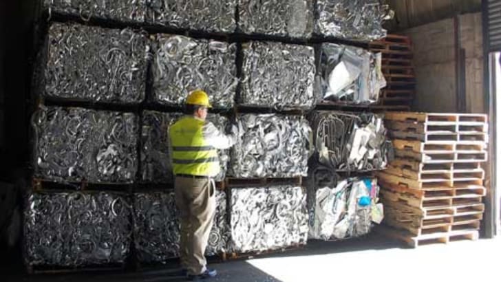 Homme inspectant de l'acier recyclé