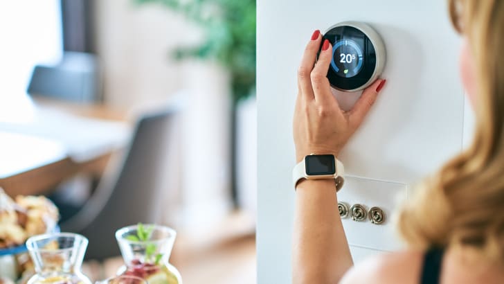 Femme réglant un thermostat pour réduire la consommation énergétique