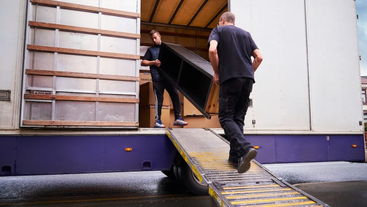 Entreprise de déménagement transportant un meuble
