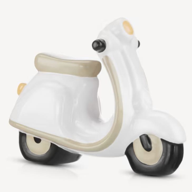 Déco voyage petit bibelot en porcelaine en forme de motocyclette blanche et beige