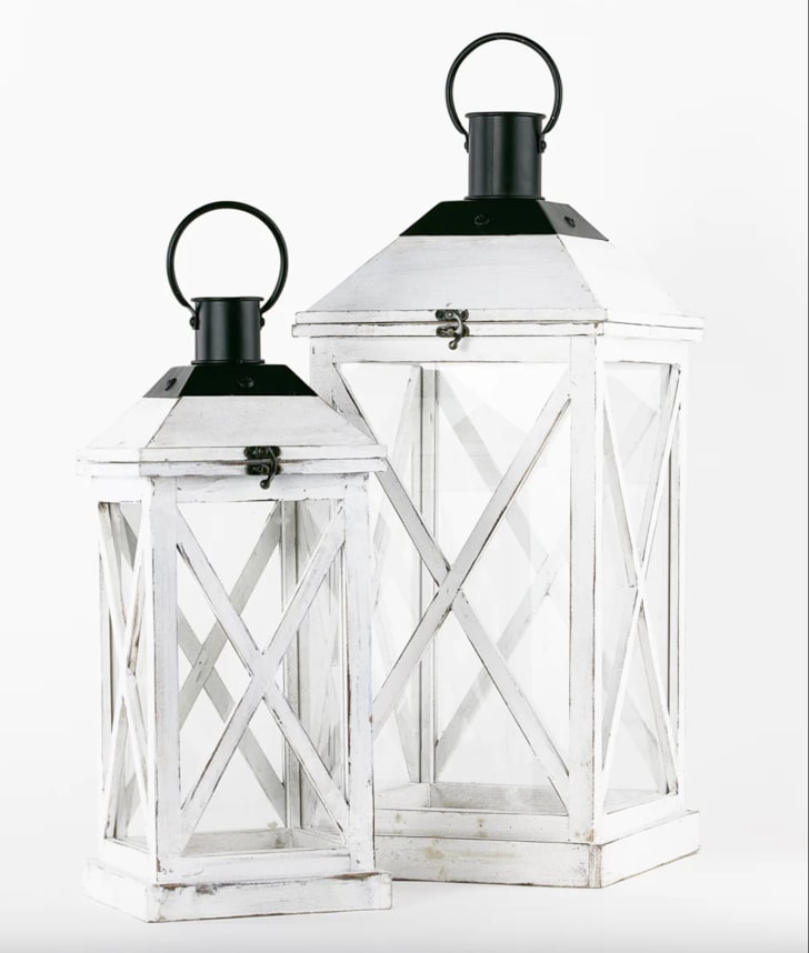 Déco voyage, deux lanternes en bois peinturé blanc et verre, fini patiné