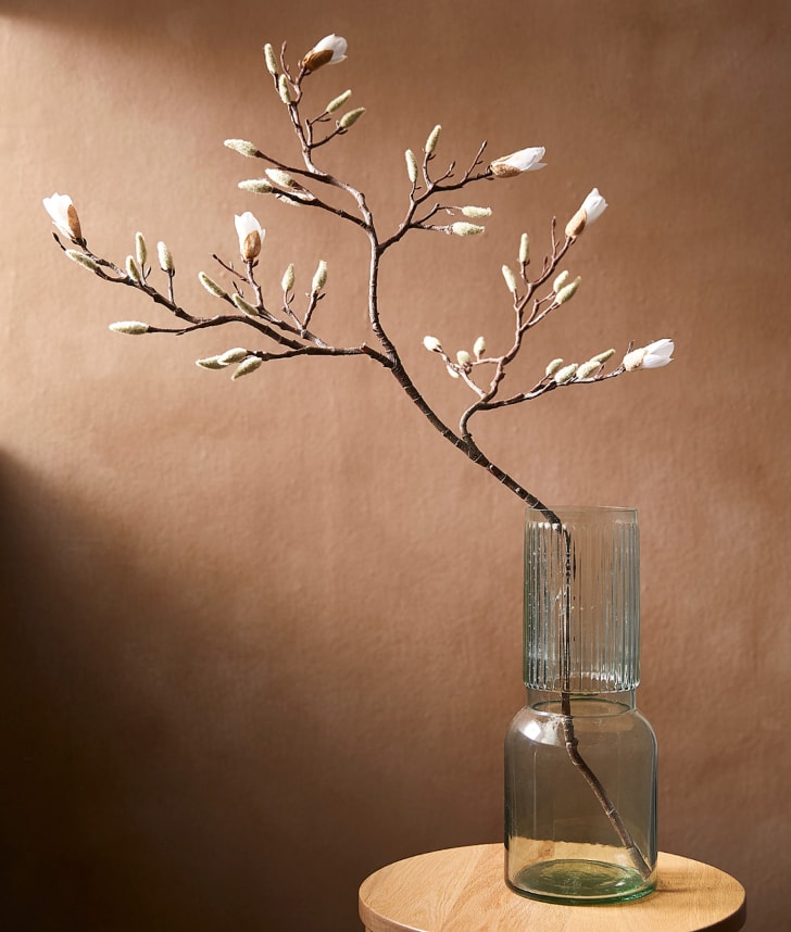 Déco voyage, branche de magnolia artificiel dans un vase en verre