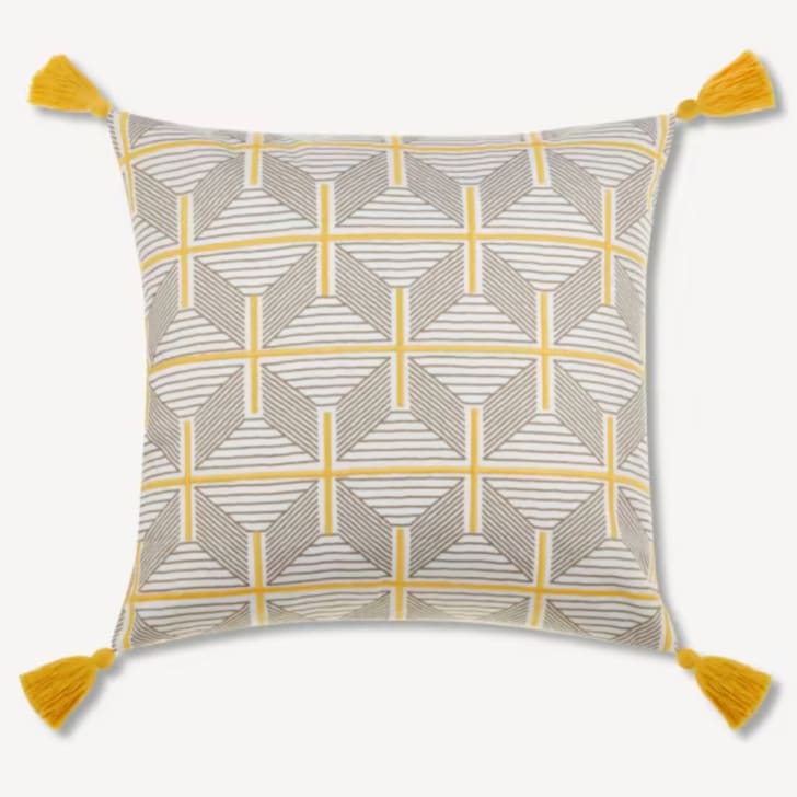 Déco voyage coussin carré à motifs en zigzags jaune, gris et blanc, quatre pampilles 