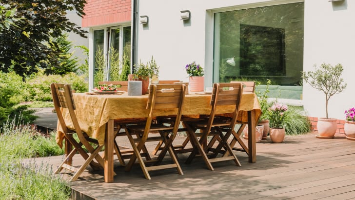 Table à manger sur une terrasse en bois dans un jardin