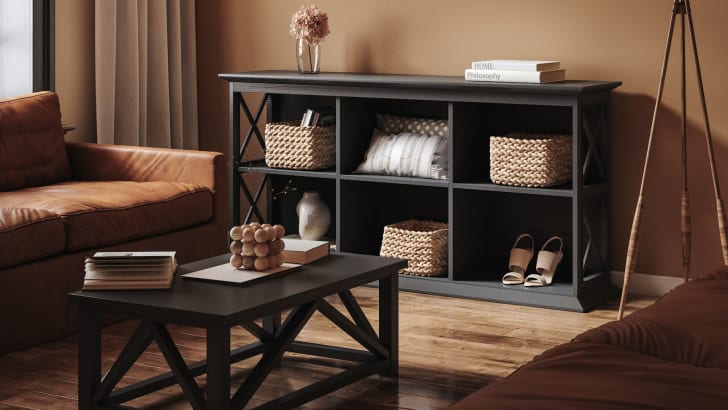 Salle de séjour dans une couleur chaude marron, meubles en bois, sofa en cuir et accessoires variés