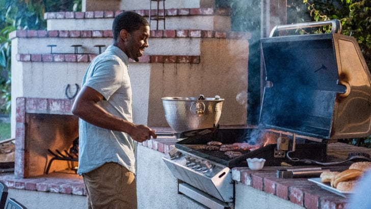 Personne cuisinant sur un barbecue en plein air