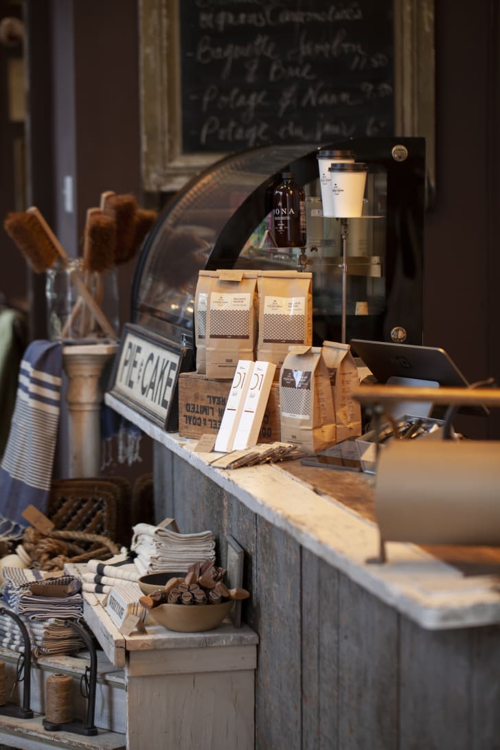 Comptoir de la boutique Atelier Trema comprenant du café et des accessoires pour la maison