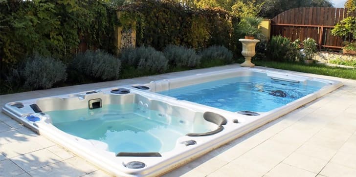 Piscine Info Service in-ground spa, built into the terrace of a property