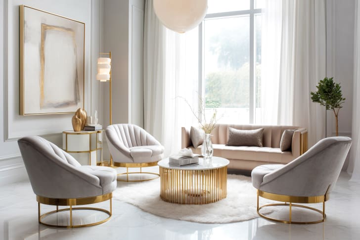 Meubles design gris pâle avec éléments dorés dans un salon au style classique