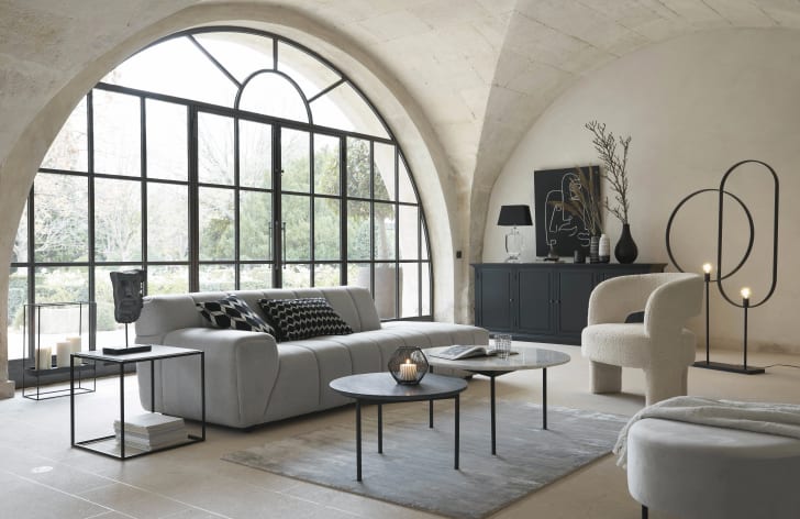 Décoration de salon contemporain avec meubles gris et beige et éléments de formes géométriques