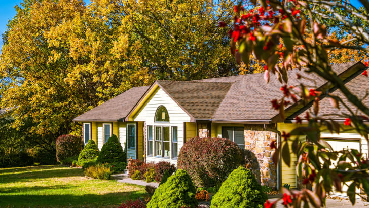 Belle maison de campagne sur fond de couleurs d'automne