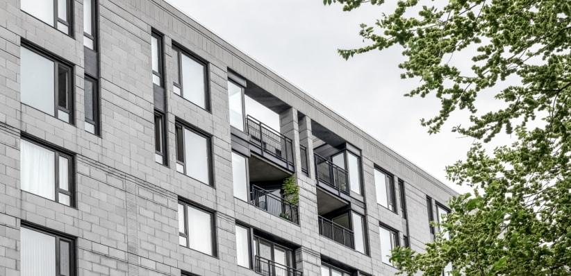 Un immeuble d’habitation à condos de style moderne