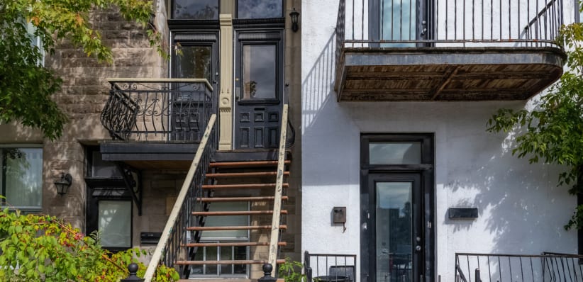 Deux triplex locatifs urbains avec balcons.