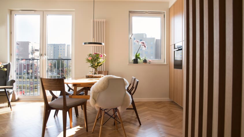 Appartement ensoleillé, mobilier de style nordique, chaise en résine moulée. 