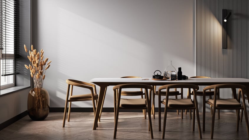 Salle à manger de style scandinave. Table, chaises et amphore en verre avec quenouilles. 