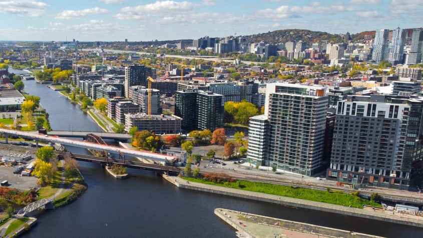 Vue aérienne d’un quartier urbain de Montréal avec immeubles résidentiels, pont et espaces verts